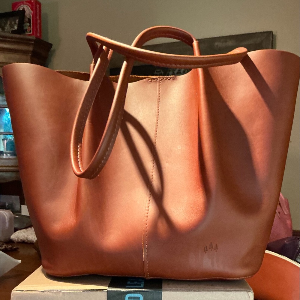 Portland Leather Honey Oversized Devan Tote - Picture 3 of 4